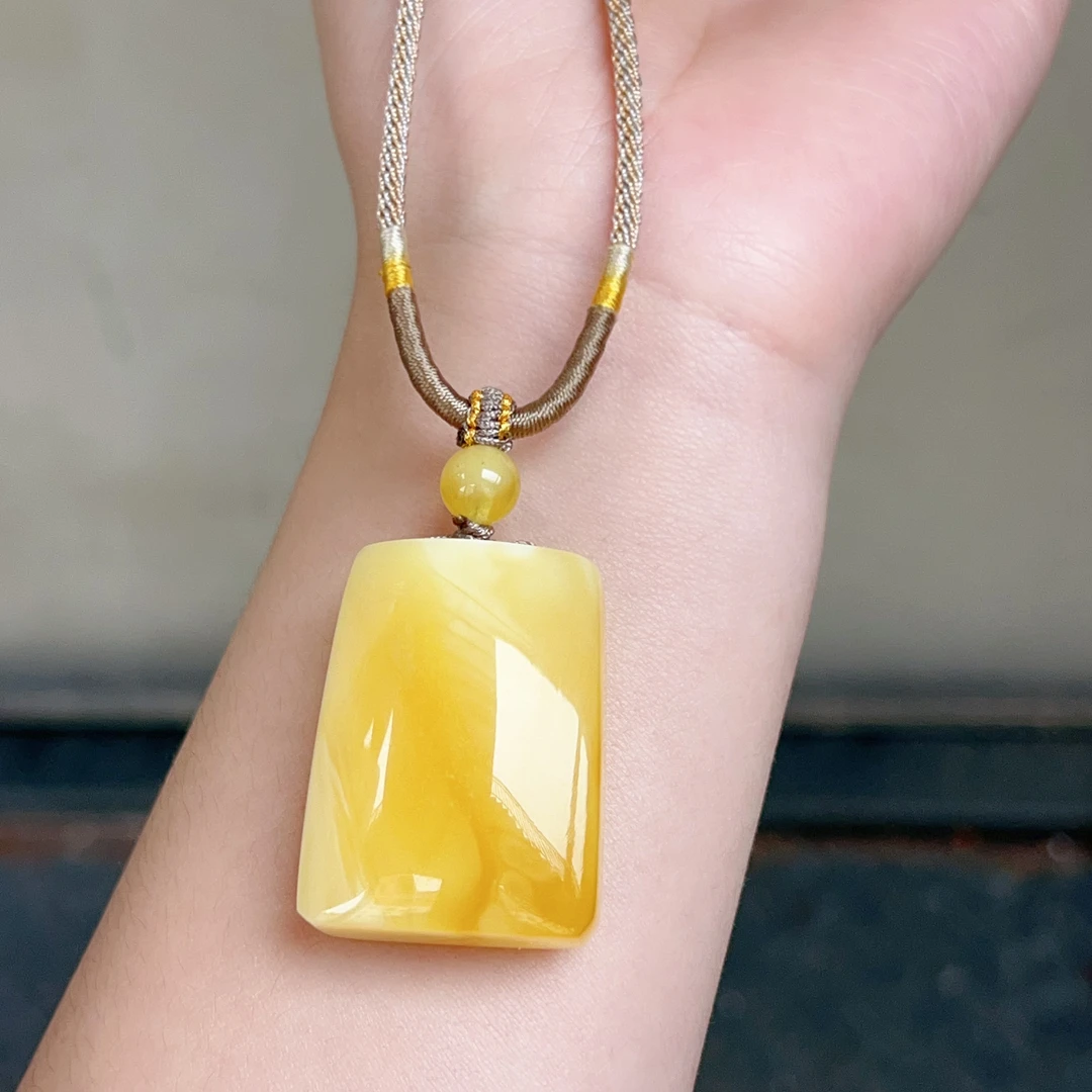 俄料蜜蜡白花无事牌吊坠，无瑕，尺寸36～26～14:6mm，11.2克