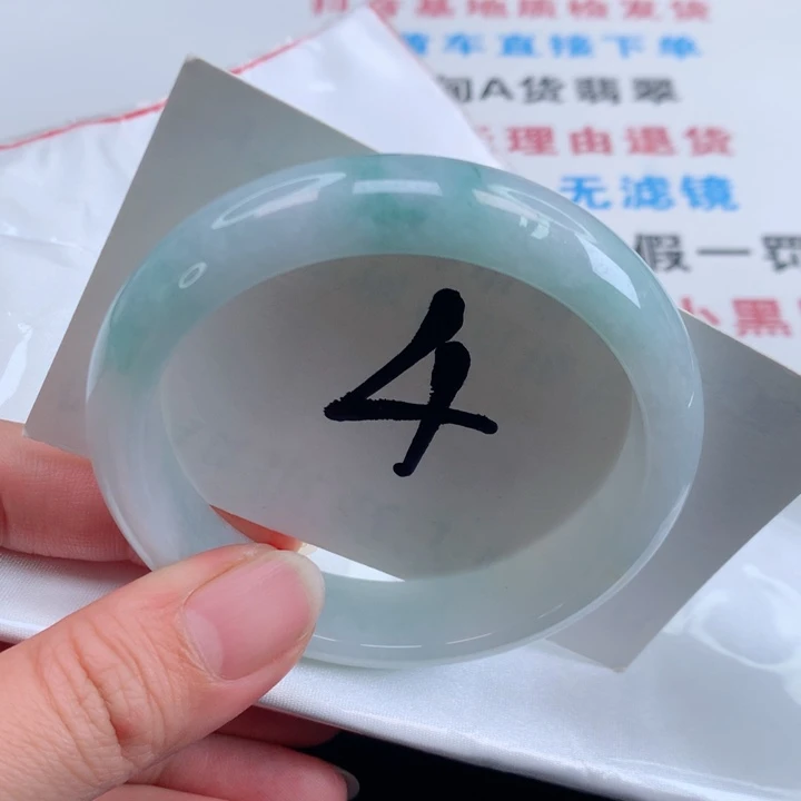 翡翠手镯未镶嵌翡翠