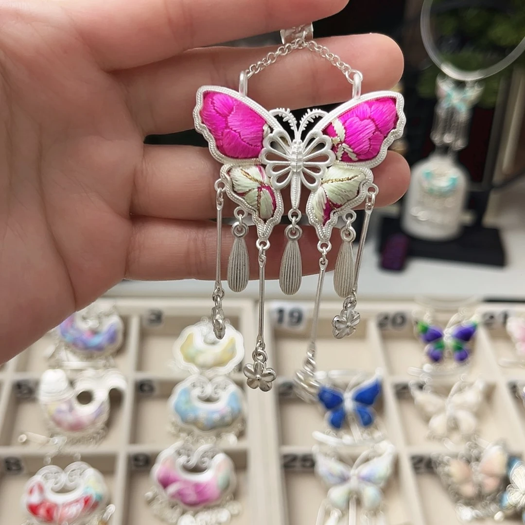 织绣粉色小蝴蝶项链