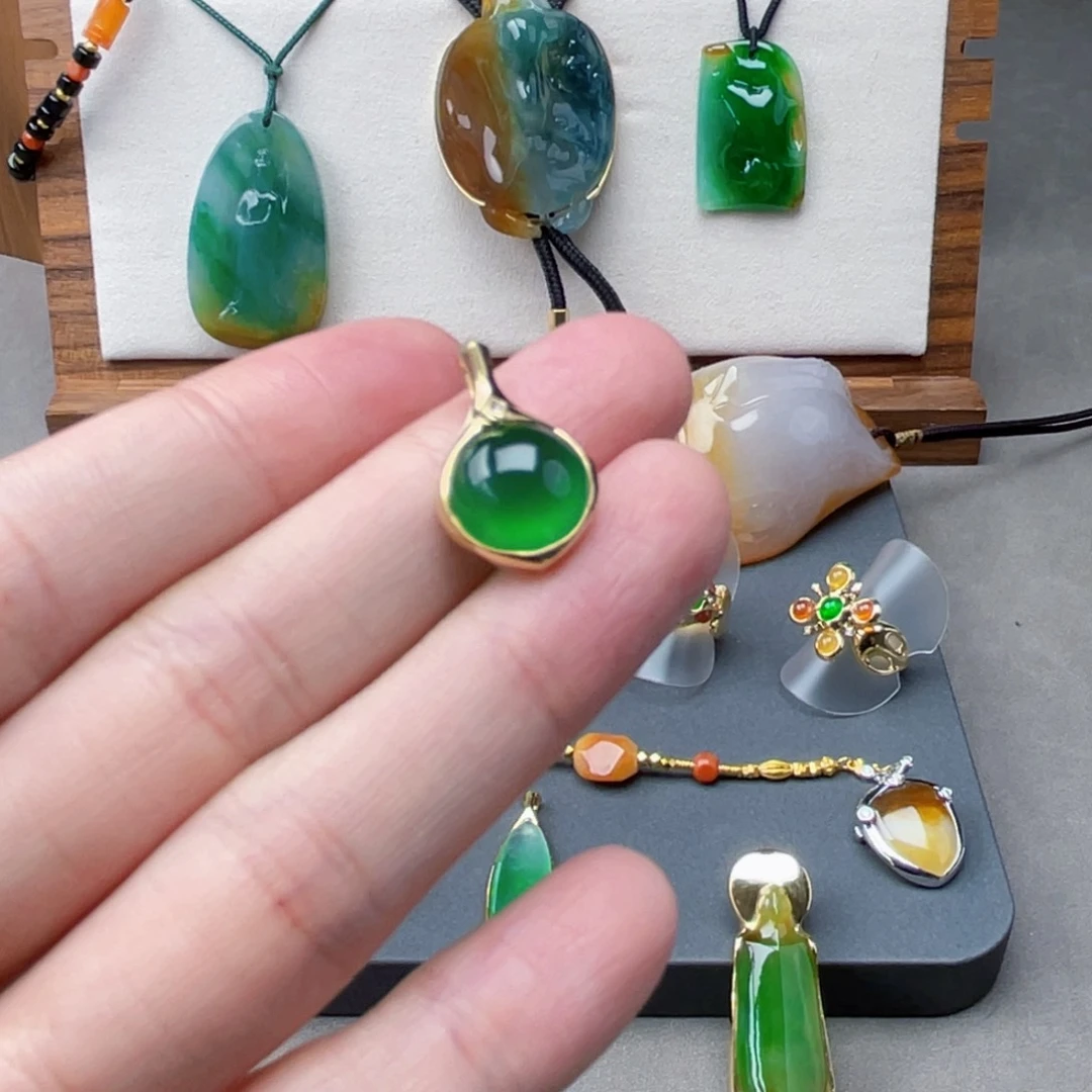 翡翠颈饰18K金镶嵌小绿豆