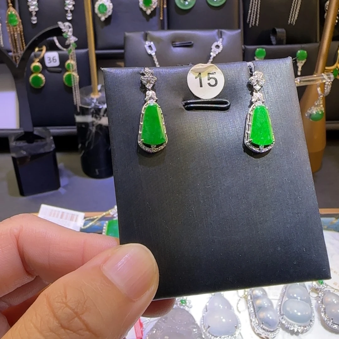 颈饰18K金镶嵌翡翠耳环