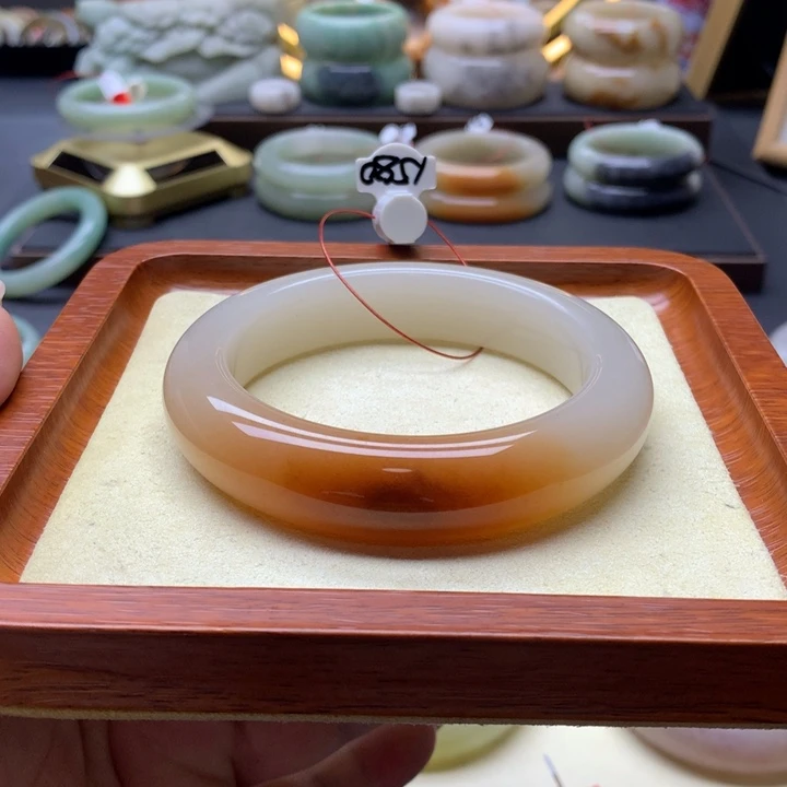 石英质玉手镯未镶嵌