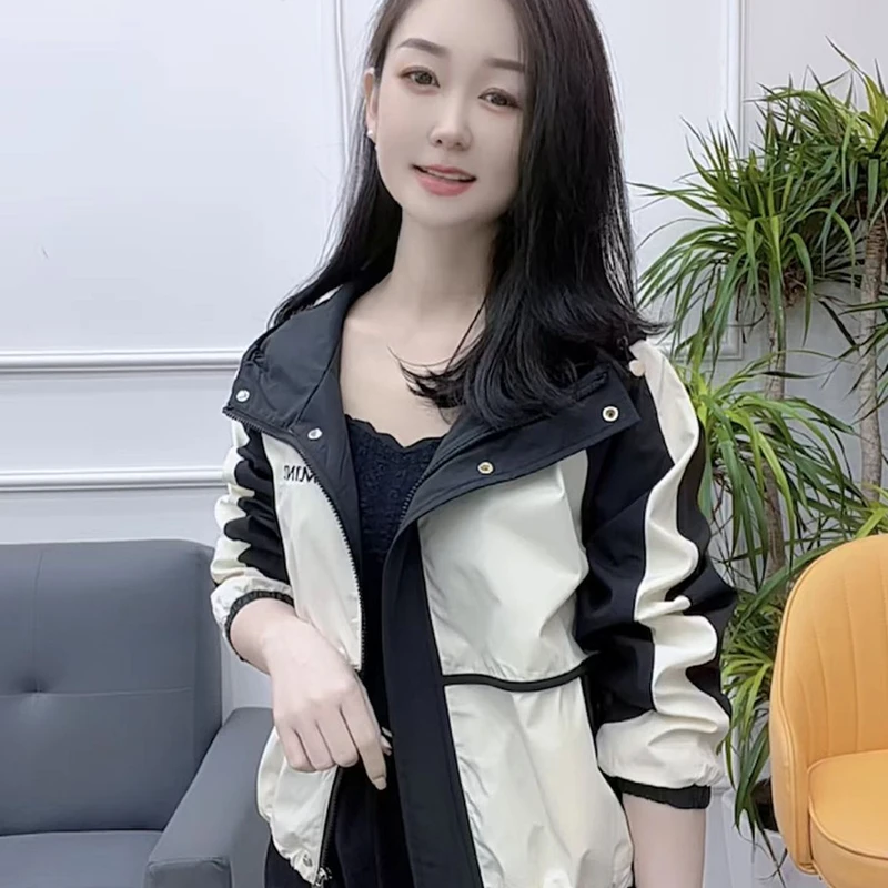 撞色拼接冲锋衣短款外套女2026年春秋新款时尚小个子休闲连帽上衣
