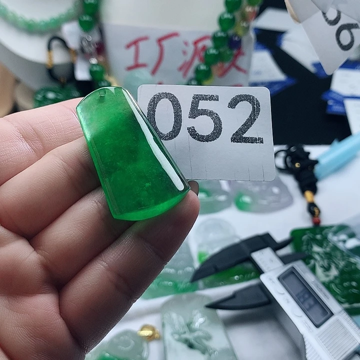 翡翠未镶嵌吊坠(赠链)
