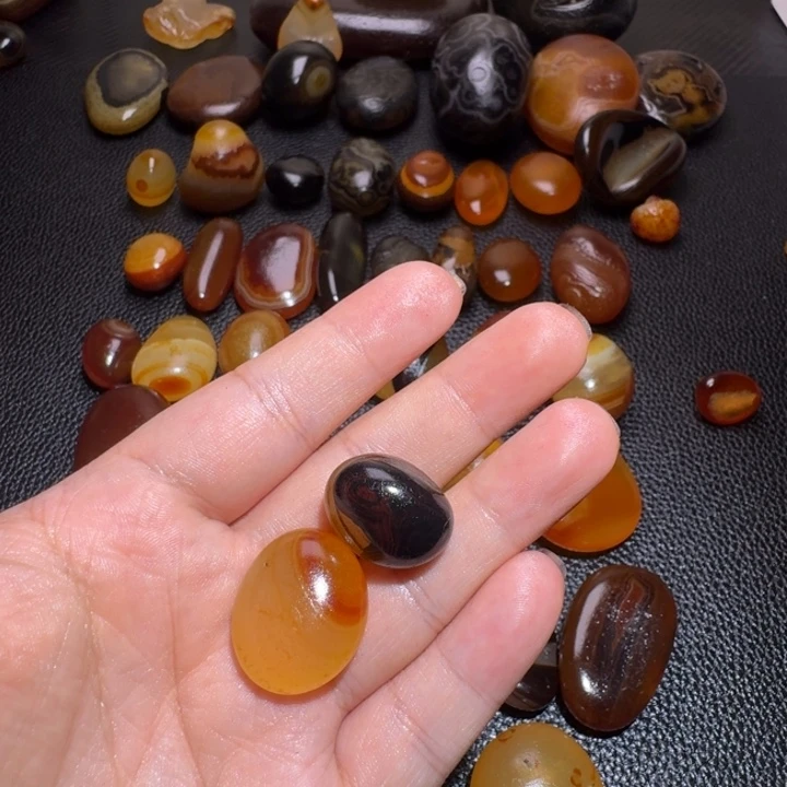 焰***瓷片马达加斯加奇石手把件浮雕