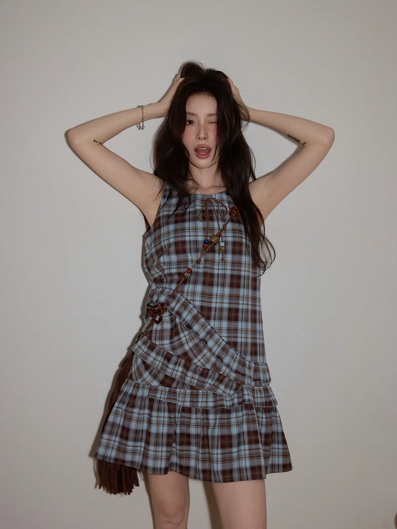 奶糖~【复古格子】无袖连衣裙女气质显瘦设计感夏季短款背心连身裙
