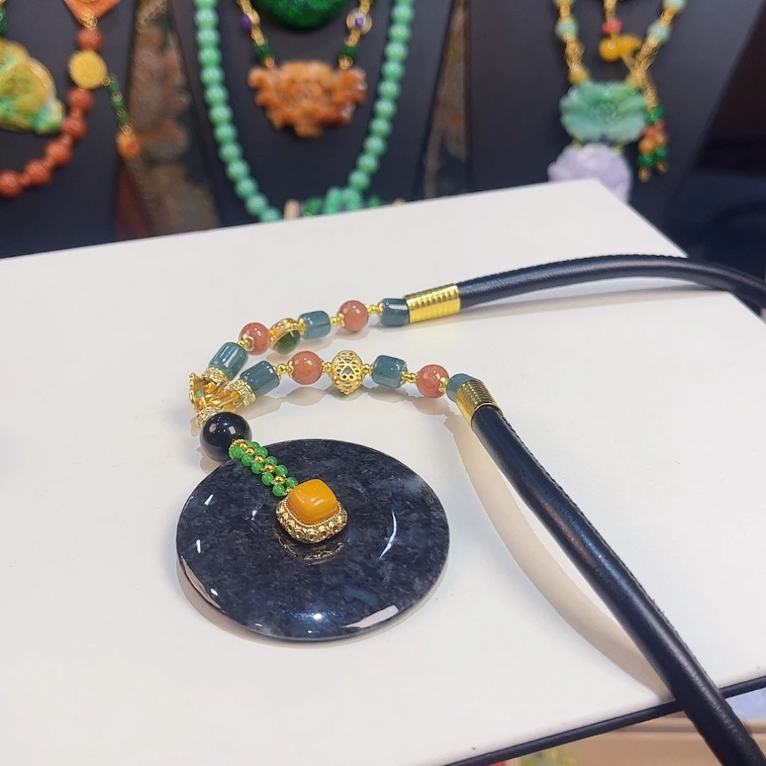 翡翠未镶嵌颈饰平安扣