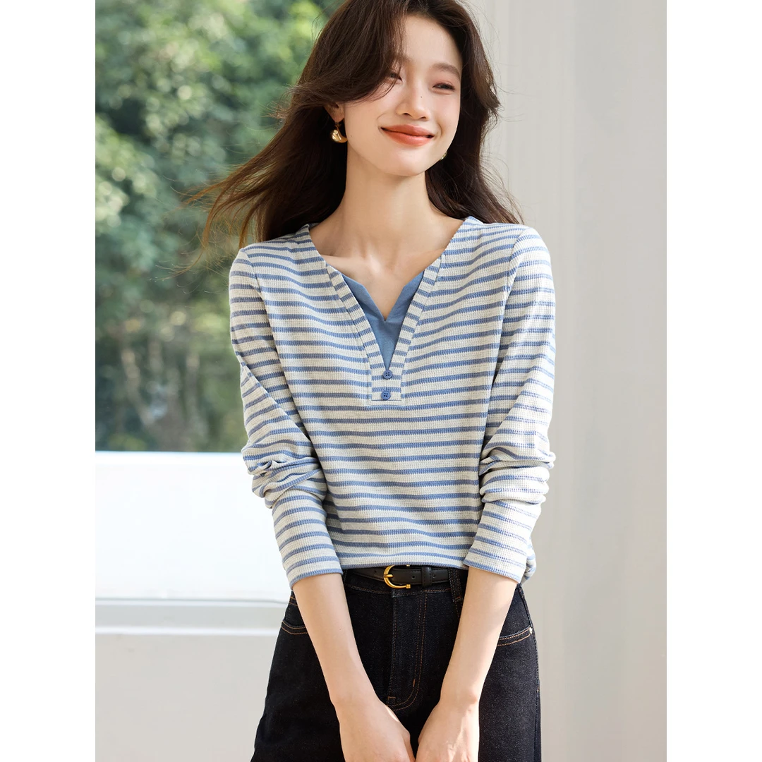 沫晗依美休闲蓝条纹针织T恤2025秋季新款时尚V领显瘦轻薄上衣8508