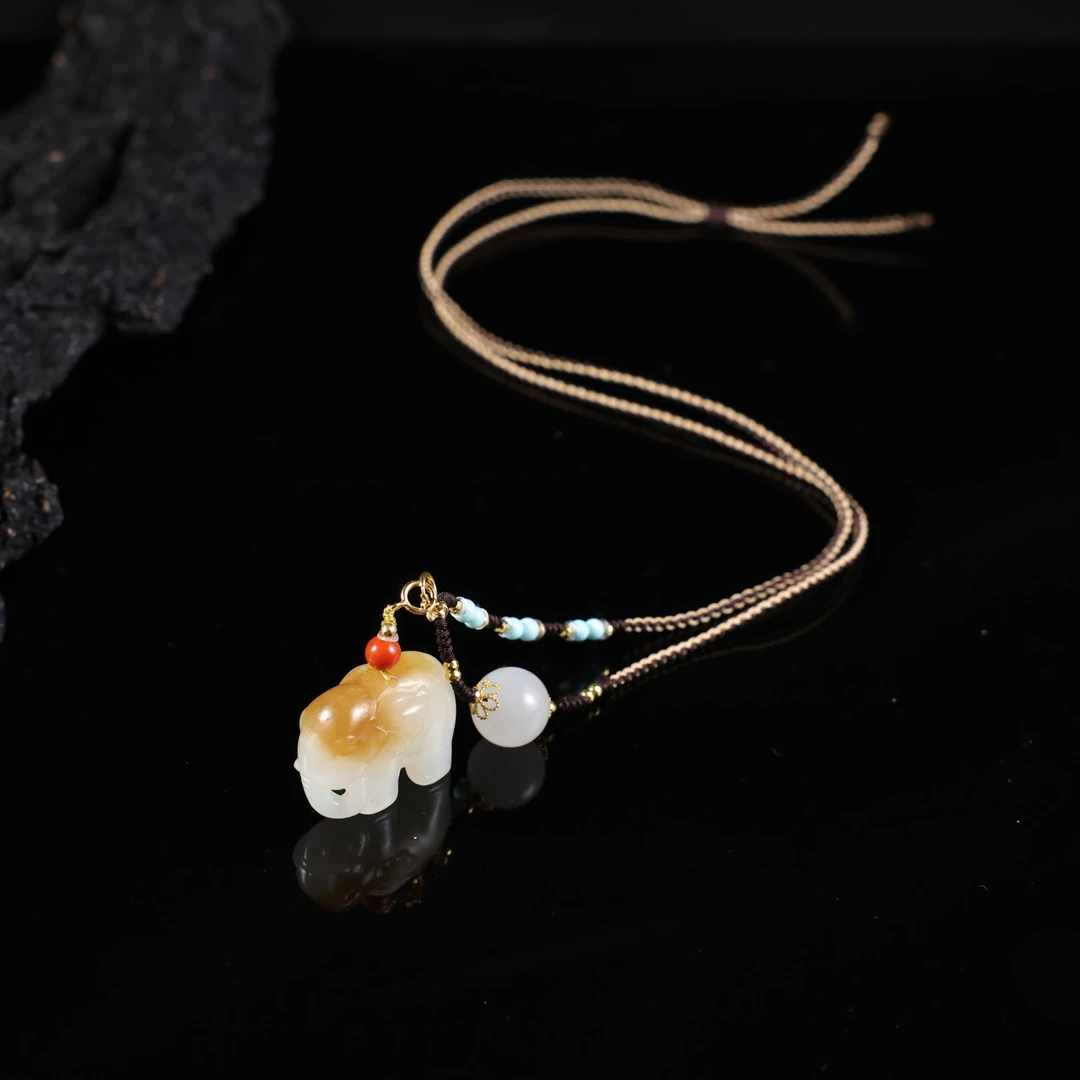 18k金和田玉糖白大象吊坠