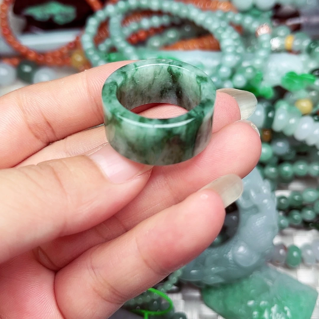 翡翠挂件未镶嵌翡翠