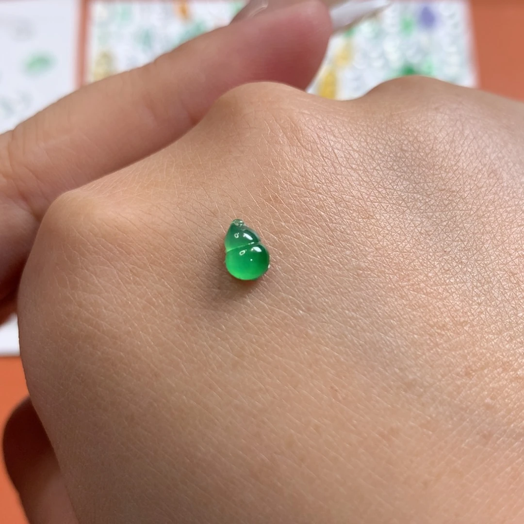 翡翠未镶嵌颈饰葫芦