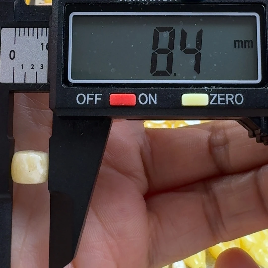 蜜蜡未镶嵌裸石50杂