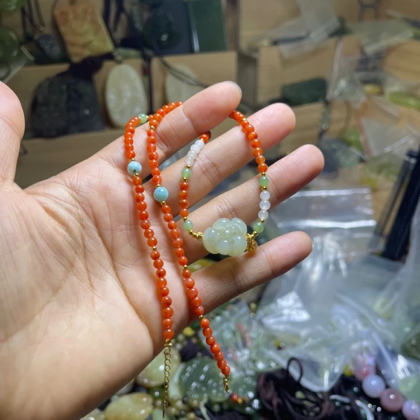 南红项链一条荷花