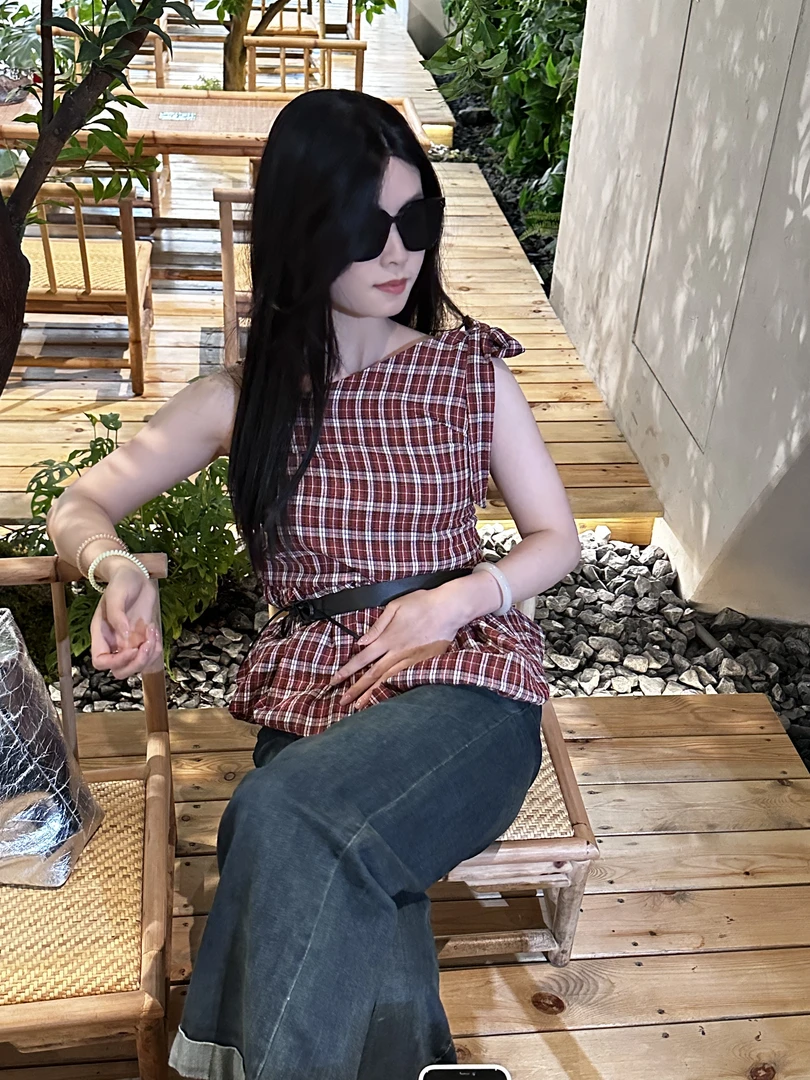 不对称格子斜肩吊带上衣夏季新款格纹抹胸荷叶摆上衣