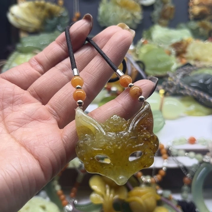 蛇纹石玉未镶嵌颈饰