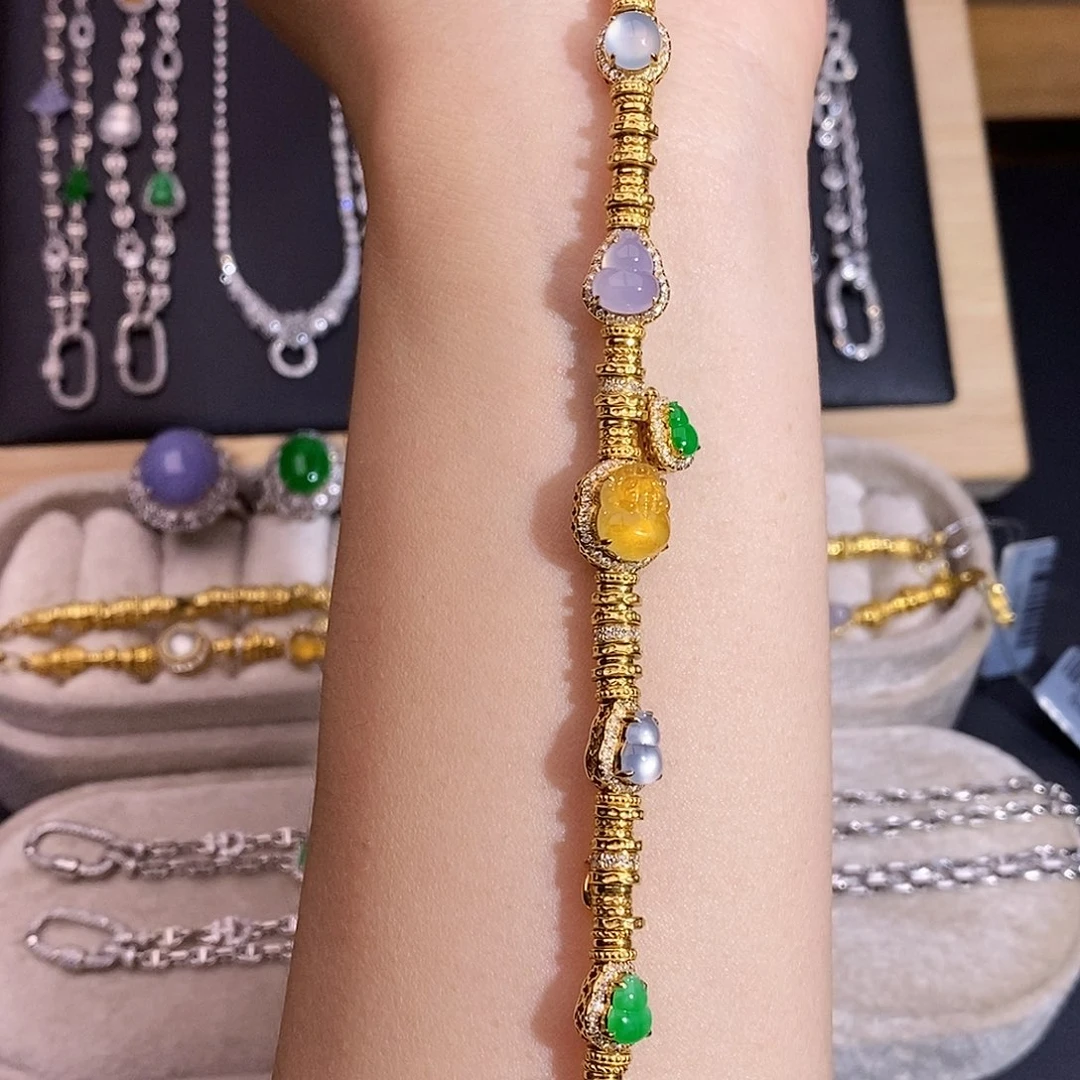 翡翠18K金镶嵌颈饰盘缠