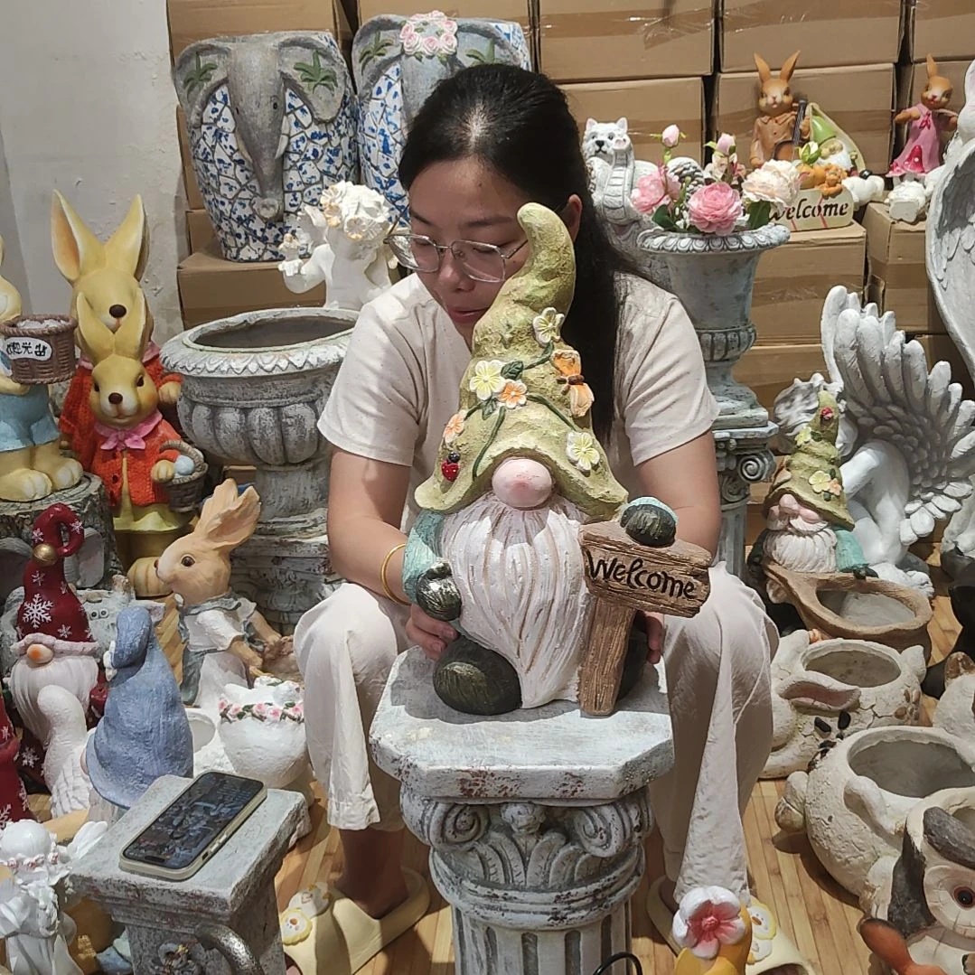 合成树脂氧化镁欢迎牌地精摆件一个