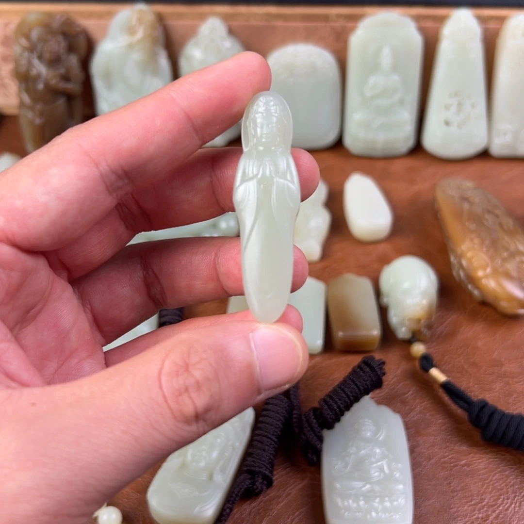 人***花和田玉（青白玉）未镶嵌颈饰