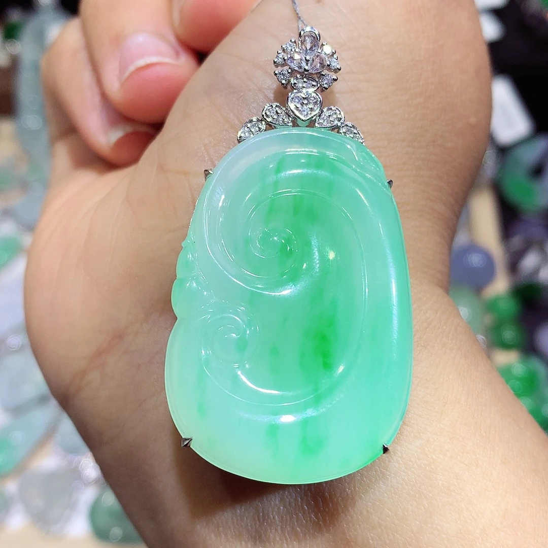 翡翠18K金镶嵌颈饰