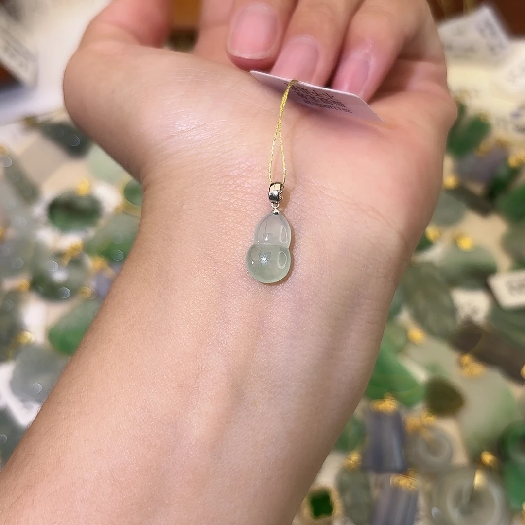 翡翠18K金镶嵌颈饰葫芦