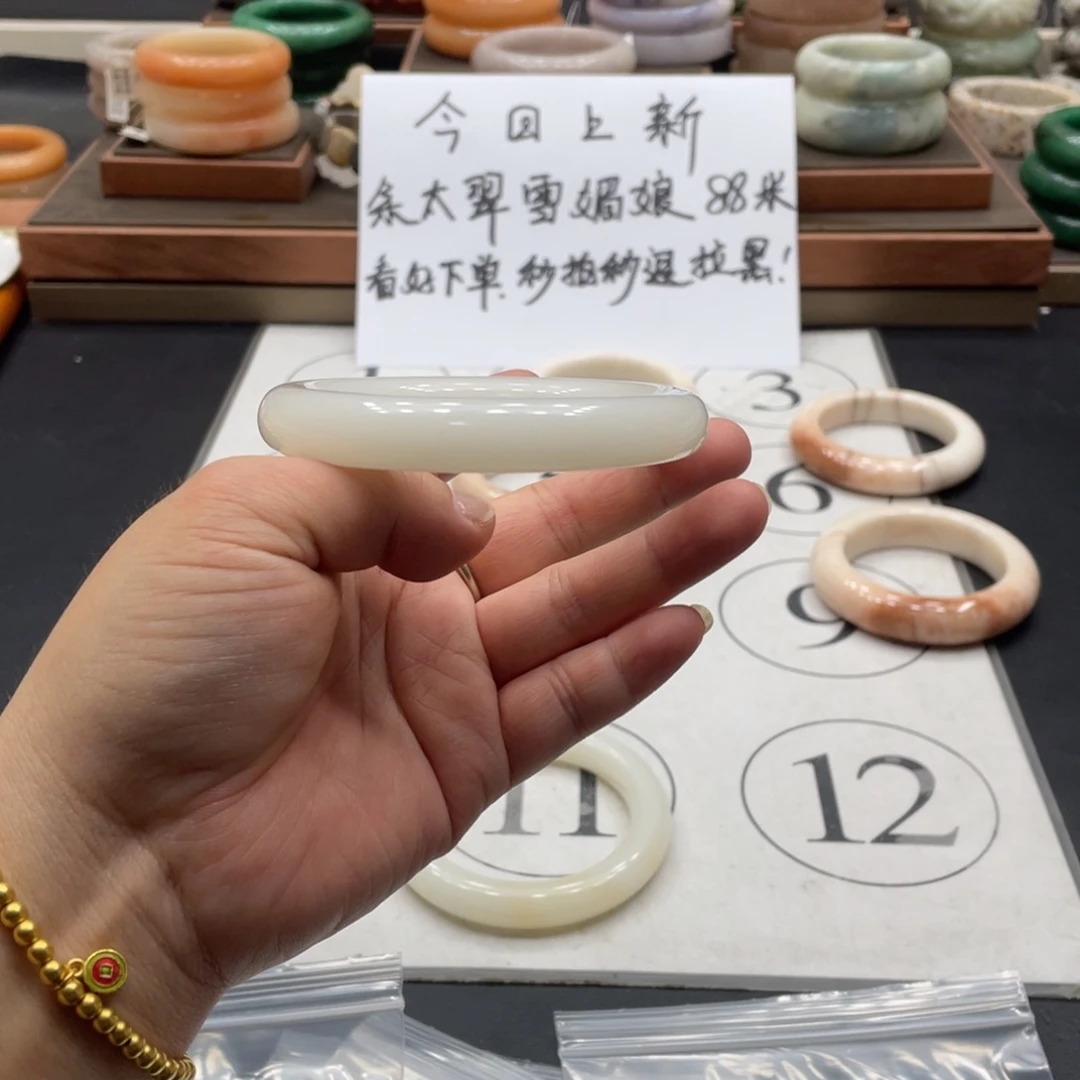 万***石英质玉手镯未镶嵌