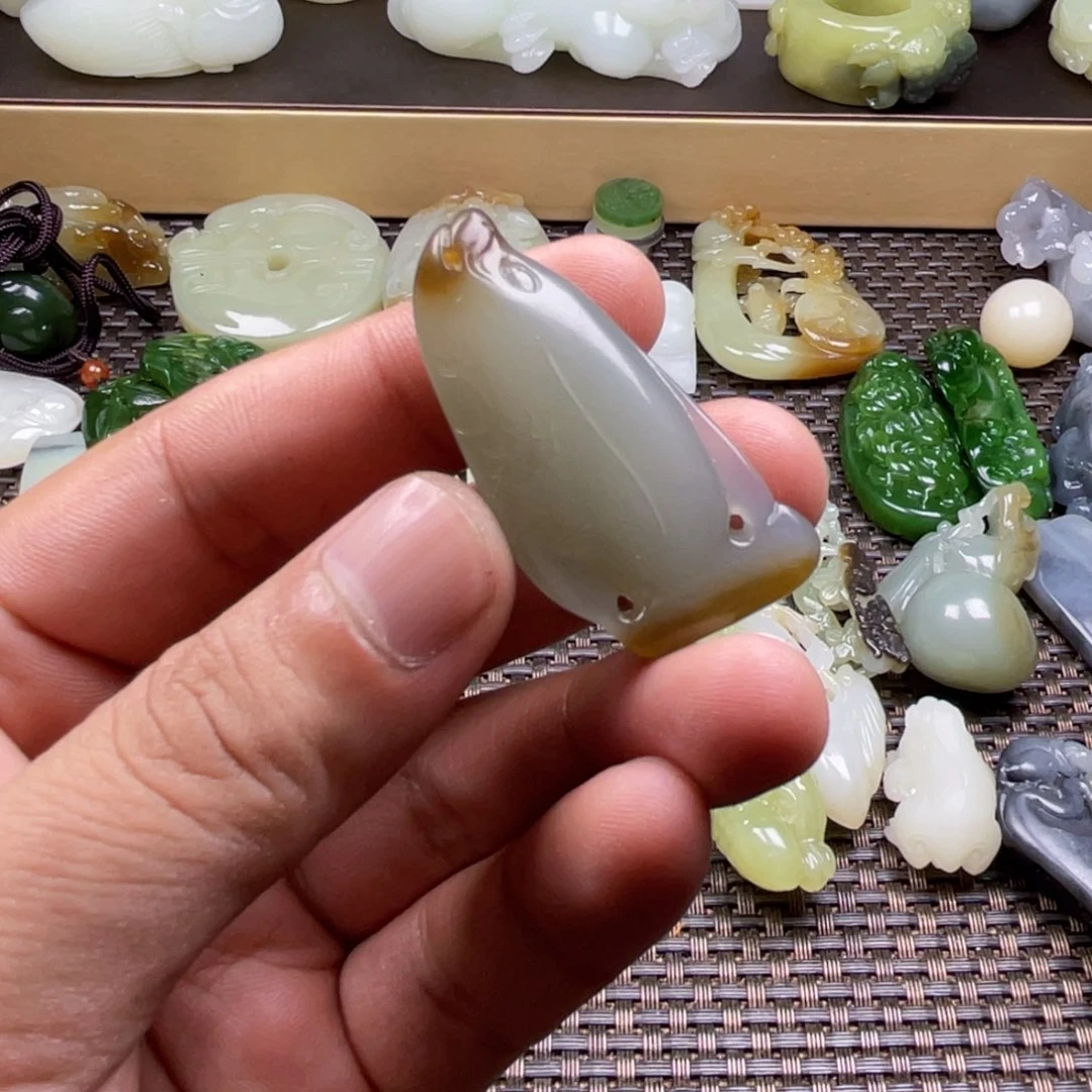 小***糊和田玉未镶嵌颈饰