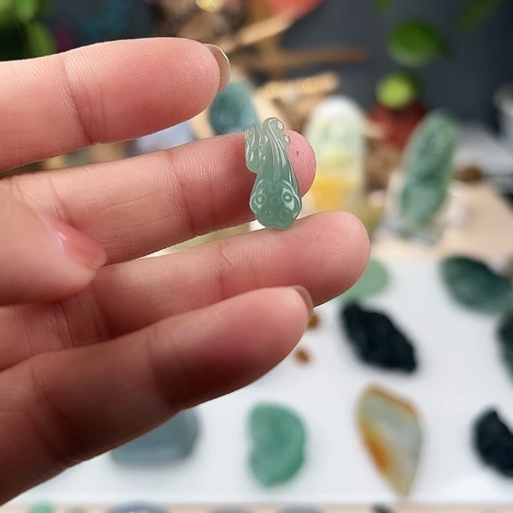 翡翠未镶嵌颈饰莲蓬