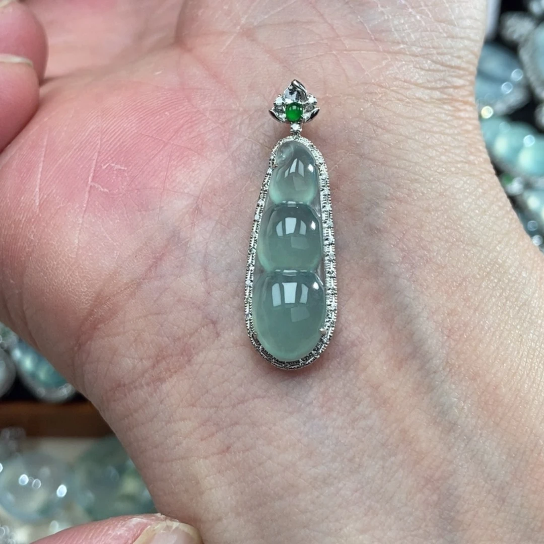 颈饰18K金镶嵌翡翠豆子