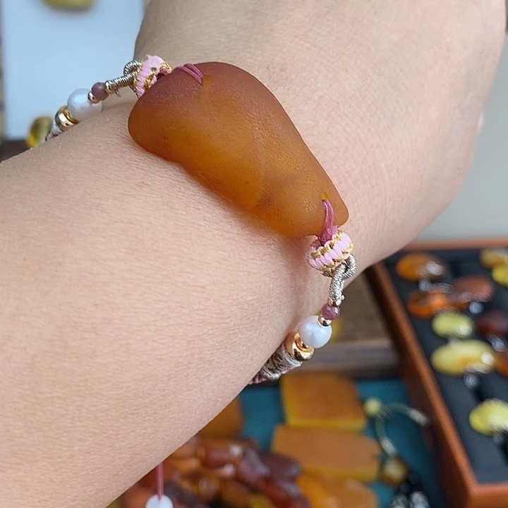 琥珀未镶嵌颈饰手牌