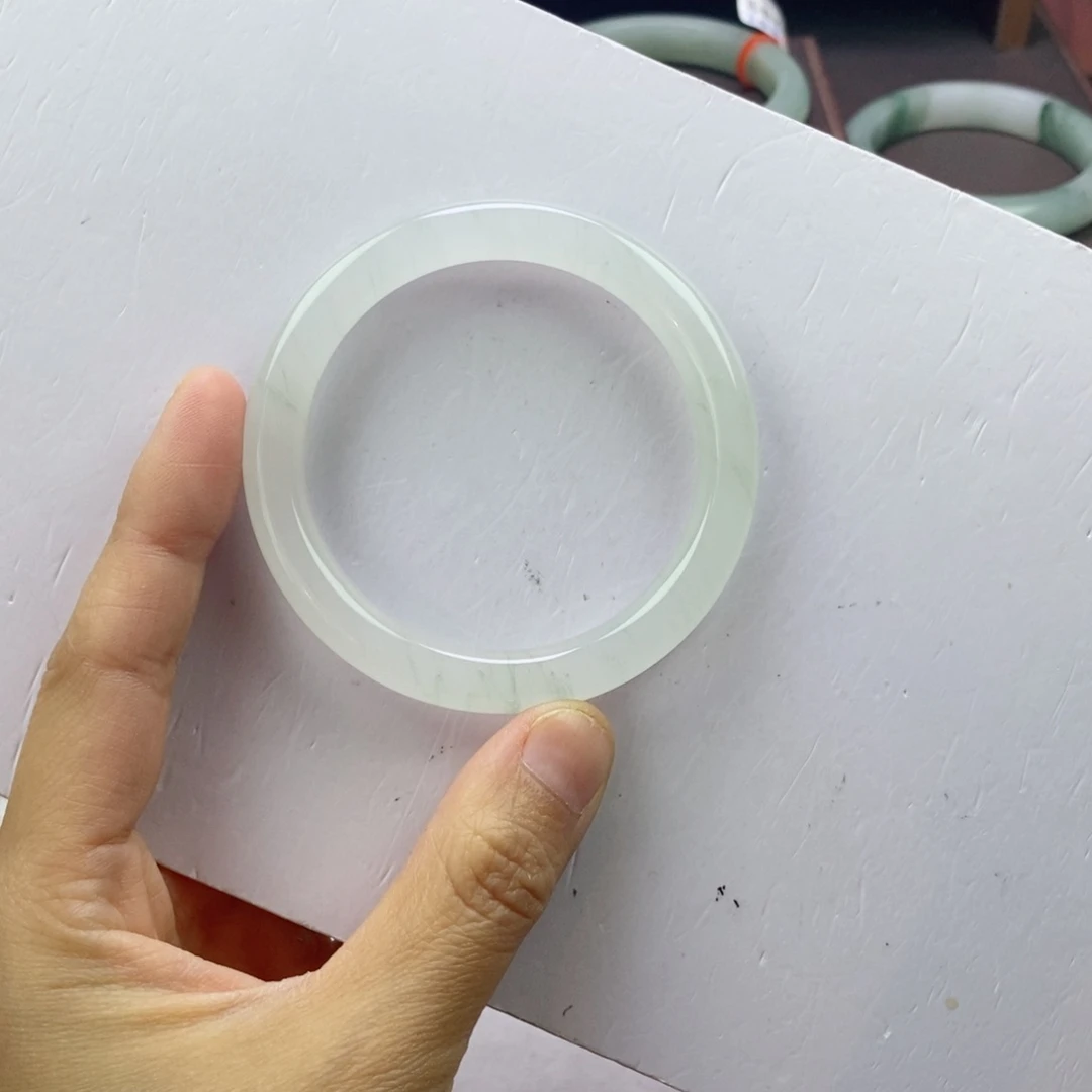 石英质玉手镯未镶嵌这**姑