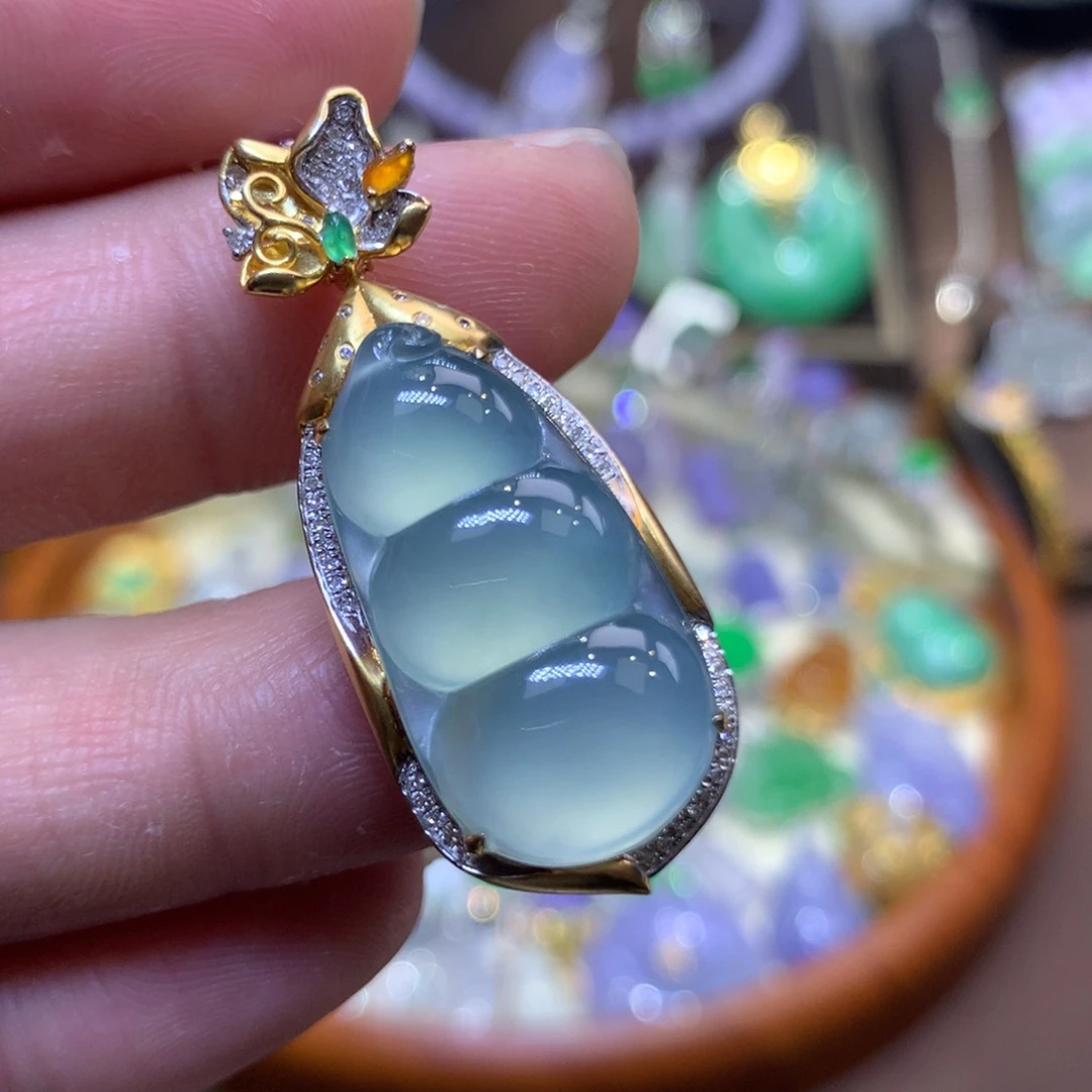 翡翠18K金镶嵌颈饰