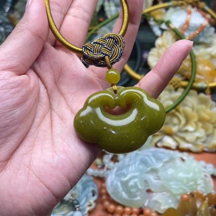 蛇纹石玉吊坠合金