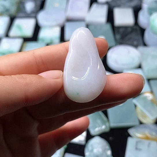 翡翠挂件未镶嵌翡翠的