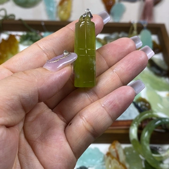 蛇纹石玉未镶嵌吊坠