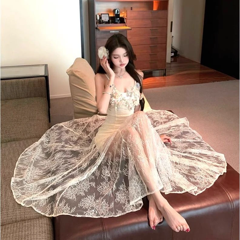 夏日巨美拍照出片连衣裙高级感重工蕾丝裙法式优雅度假吊带长裙子