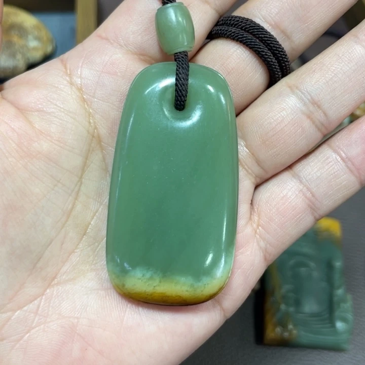 岫岩河磨玉（透闪石质玉）颈饰未镶嵌凌**志
