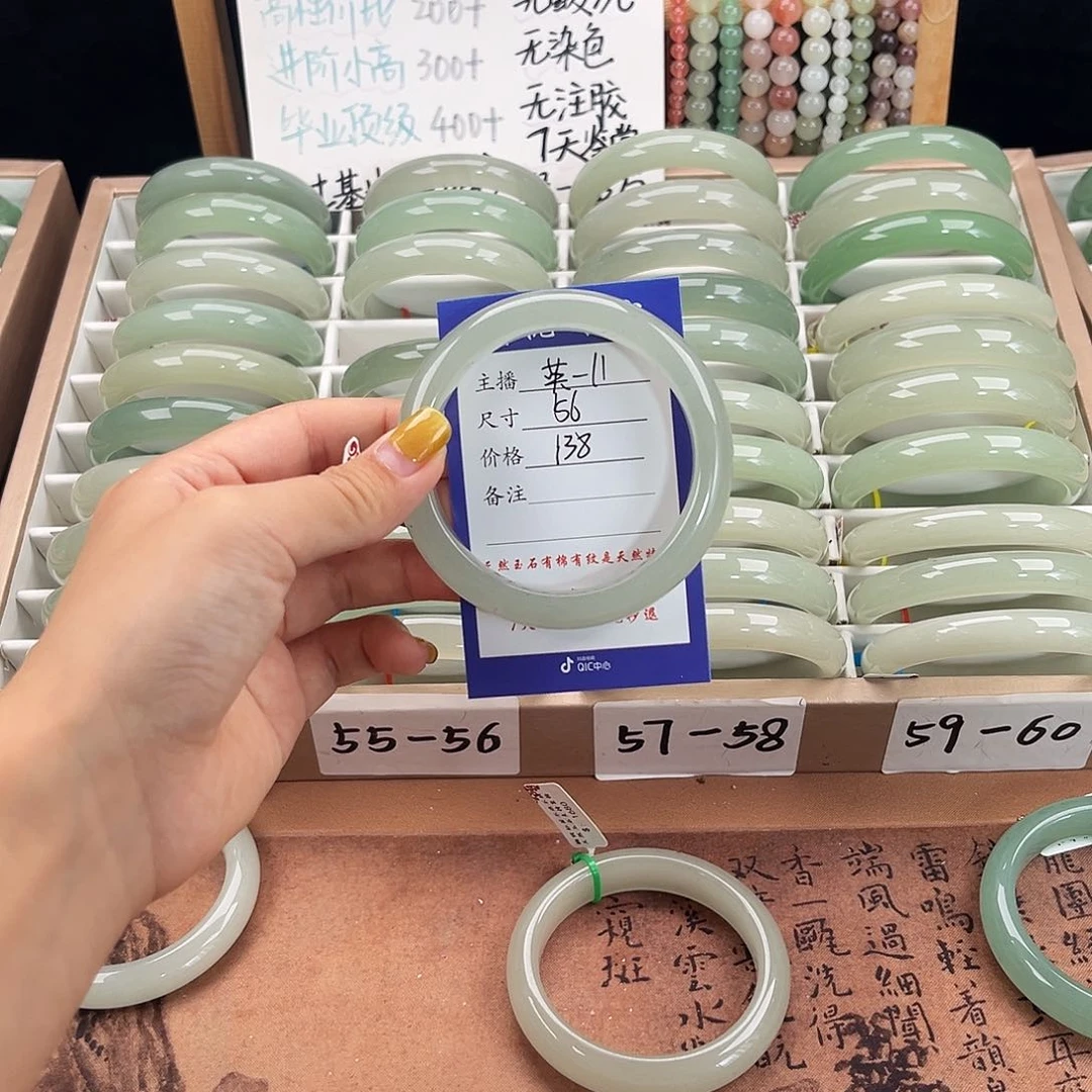 未镶嵌手镯石英质玉美**生