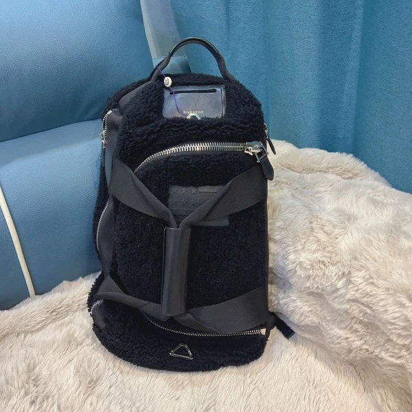 95新/纪梵希/市场价15000/包包/250212XZ0024