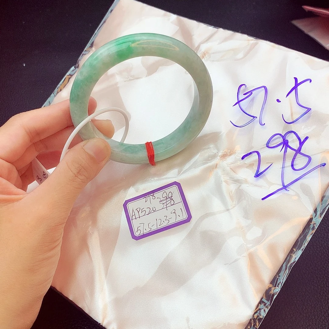 翡翠手镯未镶嵌翡翠