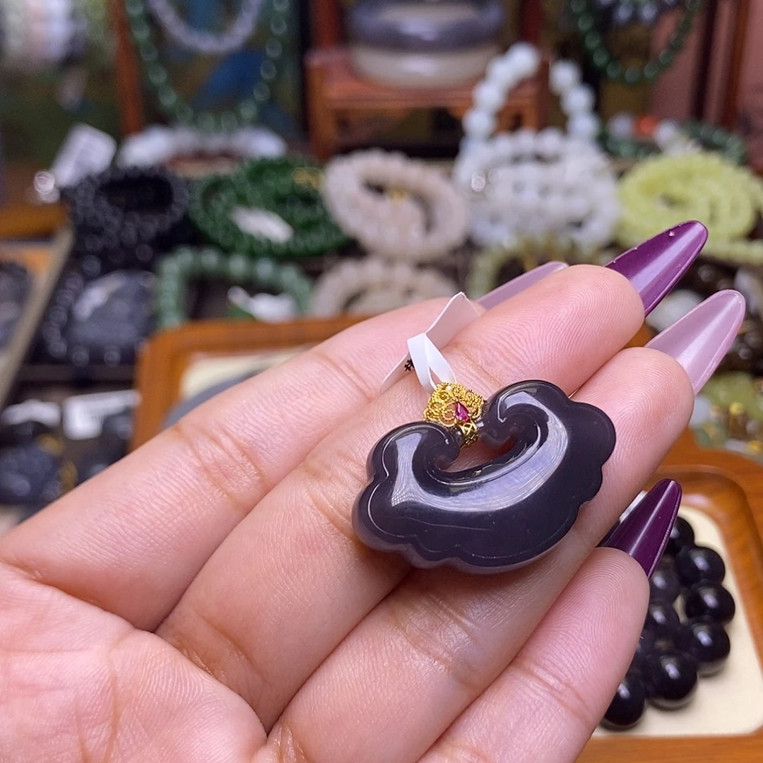 和田玉未镶嵌颈饰浓烟紫帝王紫老矿料金镶如意锁