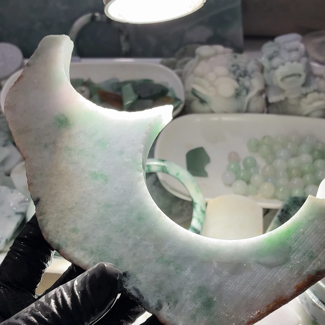 翡翠未镶嵌颈饰边角料