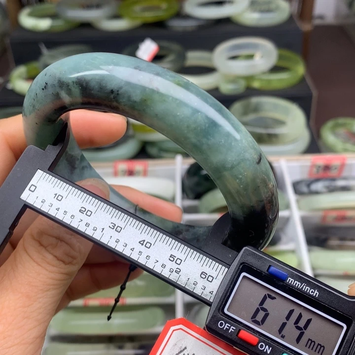 蛇纹石玉未镶嵌手镯770