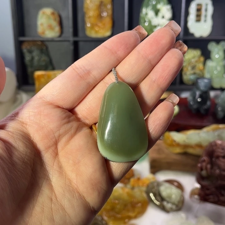 蛇纹石玉颈饰未镶嵌落*