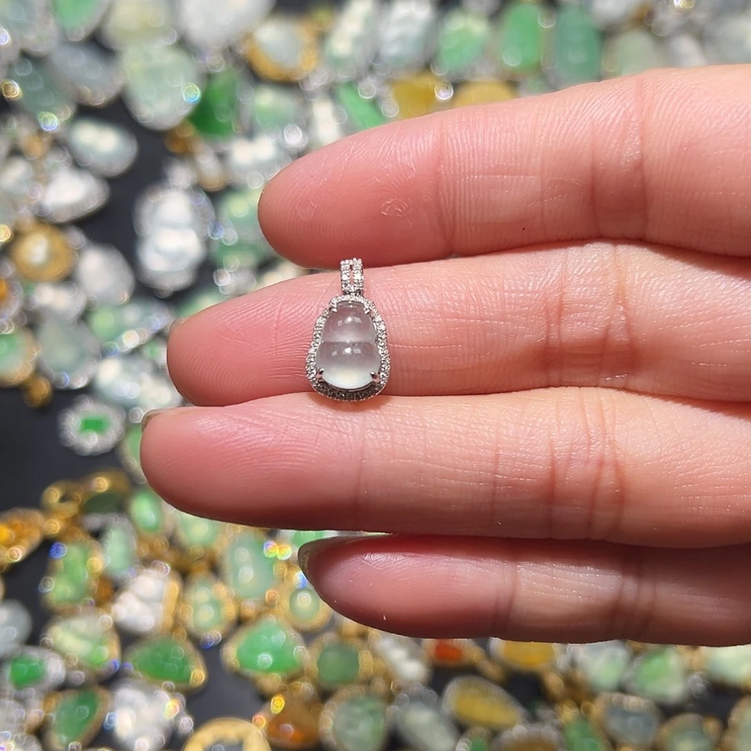 翡翠颈饰18K金镶嵌牧*吊坠