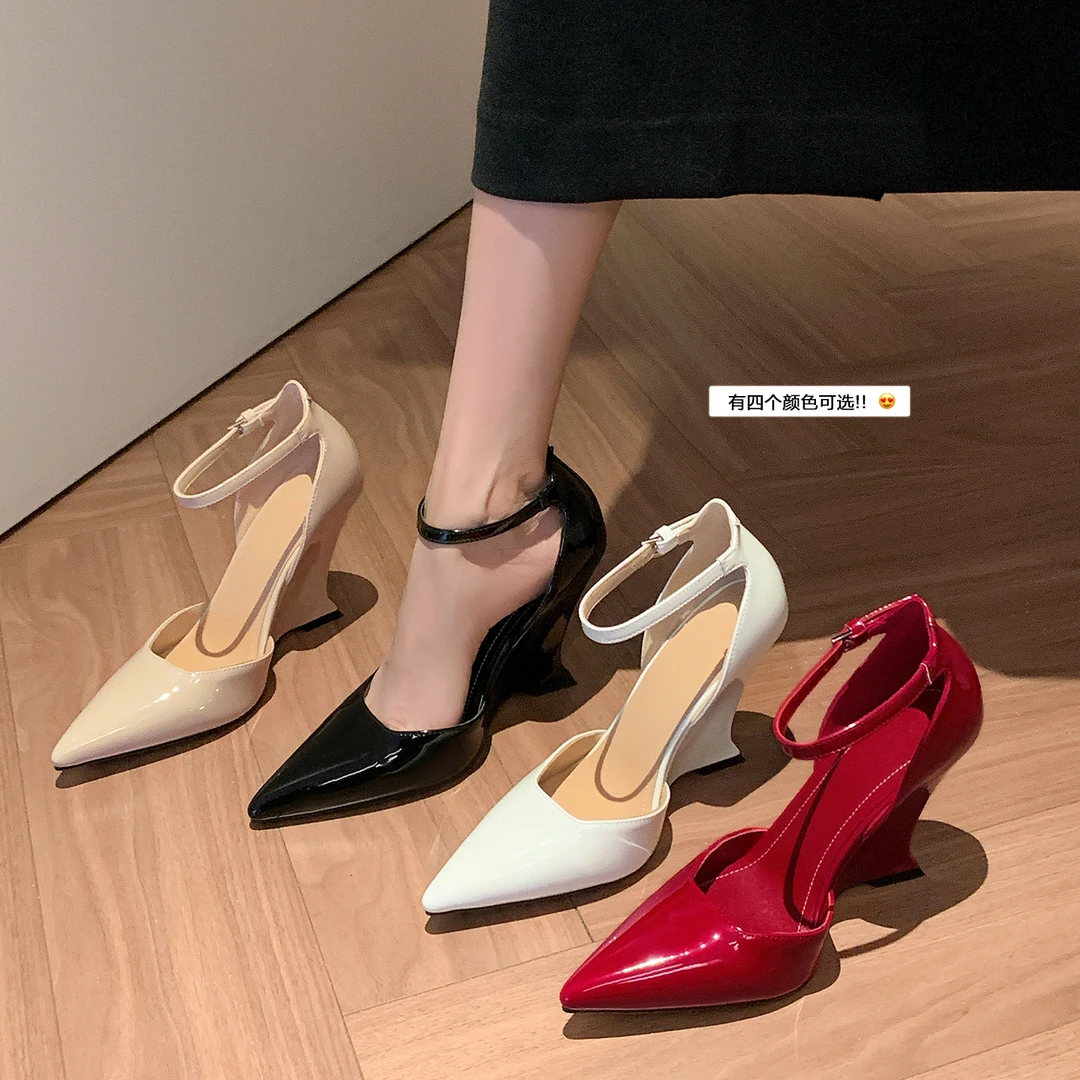 潮酷2026春季新款坡跟尖头中空鞋女真皮高跟气质浅口小众漆皮单鞋