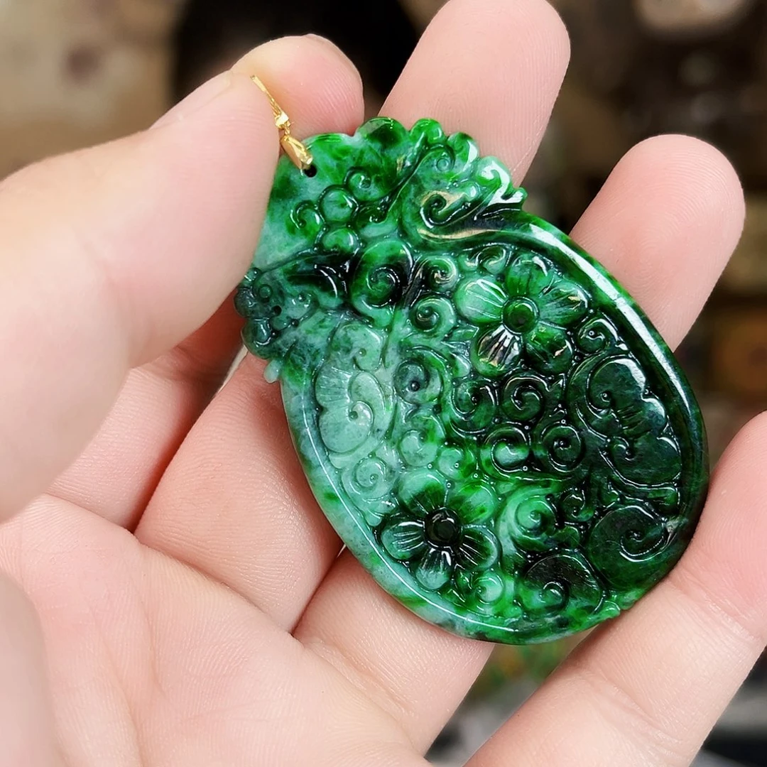 翡翠18K金镶嵌颈饰吊坠