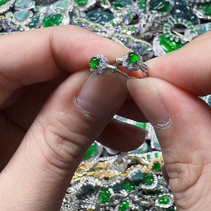 翡翠颈饰未镶嵌天然A货翡翠放漏