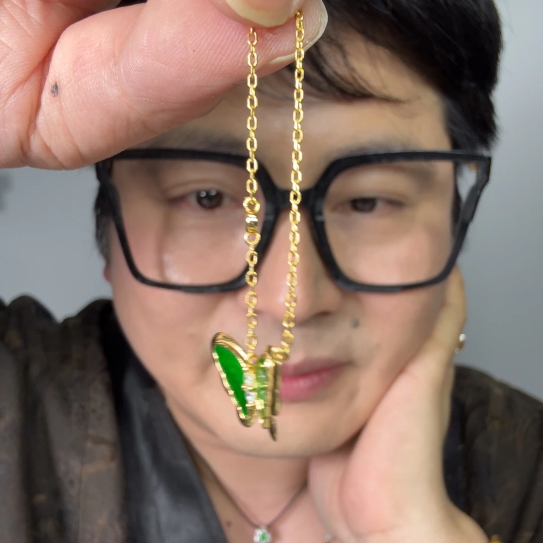 翡翠未镶嵌颈饰一个