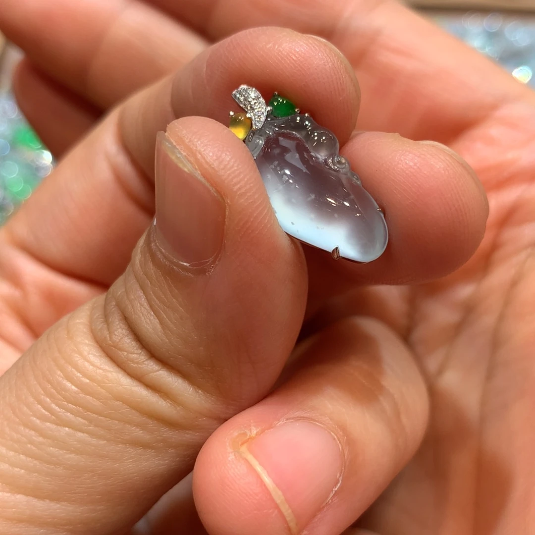 翡翠18K金镶嵌颈饰吊坠