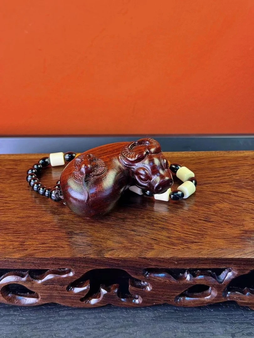 牛 生肖檀木雕刻手把件